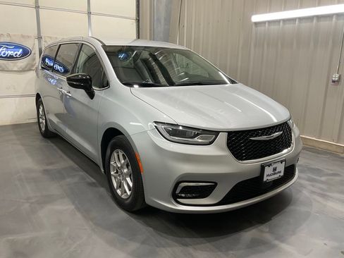 Used 2024 Chrysler Pacifica Touring-L image 1