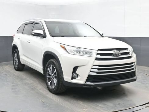 Used 2018 Toyota Highlander XLE FWD image 2