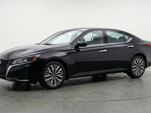 Used 2025 Nissan Altima 2.5 SV FWD image 3