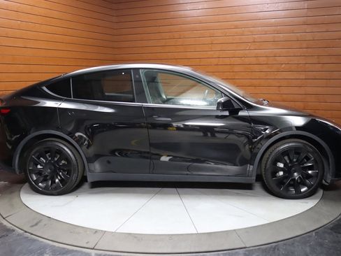 Used 2021 Tesla Model Y Long Range image 18