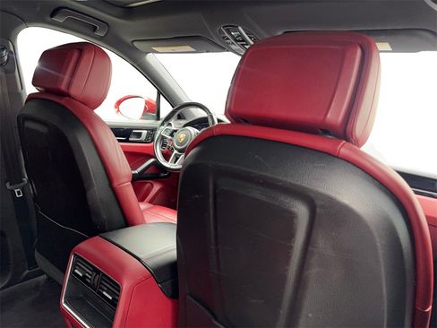 Used 2020 Porsche Cayenne w/ Premium Package image 40