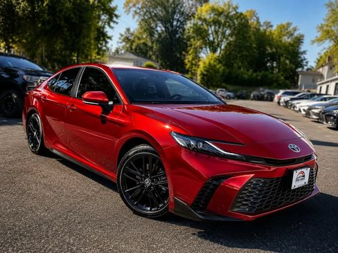 Used 2025 Toyota Camry SE FWD image 1