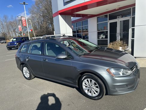 Used 2016 Volkswagen Golf S image 2