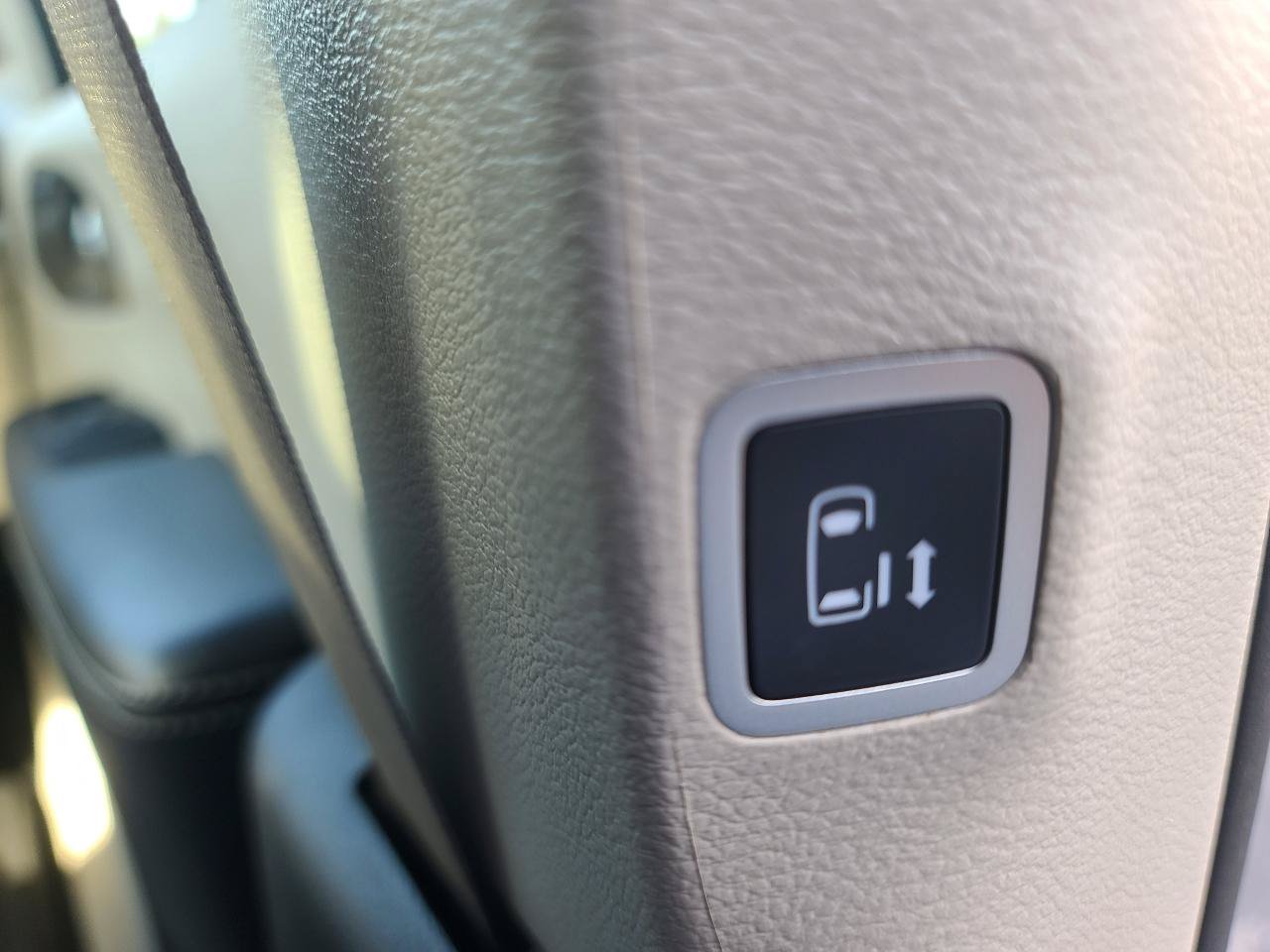 Used 2023 Chrysler Pacifica Touring-L FWD image 15