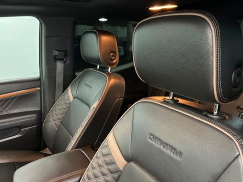Used 2023 GMC Canyon Denali AWD/4WD image 16