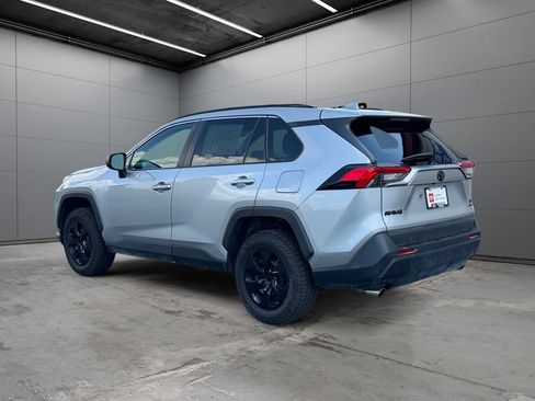 Used 2021 Toyota RAV4 LE AWD/4WD image 3