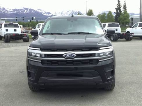 Used 2024 Ford Expedition XLT image 3