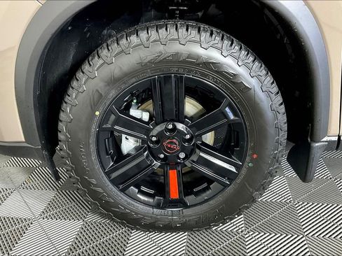 Certified 2025 Nissan Rogue SV image 18