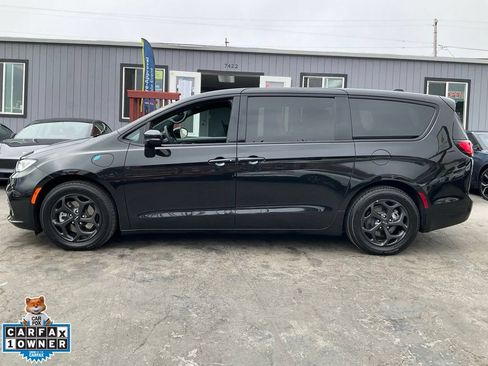 Used 2023 Chrysler Pacifica Limited w/ Uconnect Theater Family Group FWD image 5