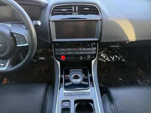 Used 2018 Jaguar XE S RWD image 15