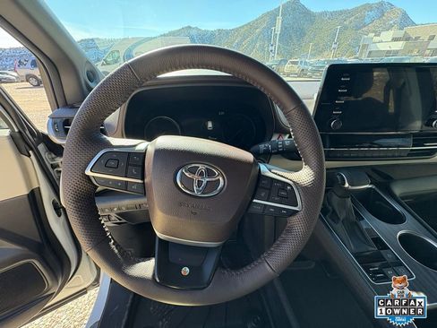 Used 2024 Toyota Sienna Platinum image 2
