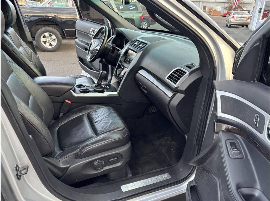 Used 2015 Ford Explorer Limited FWD image 16