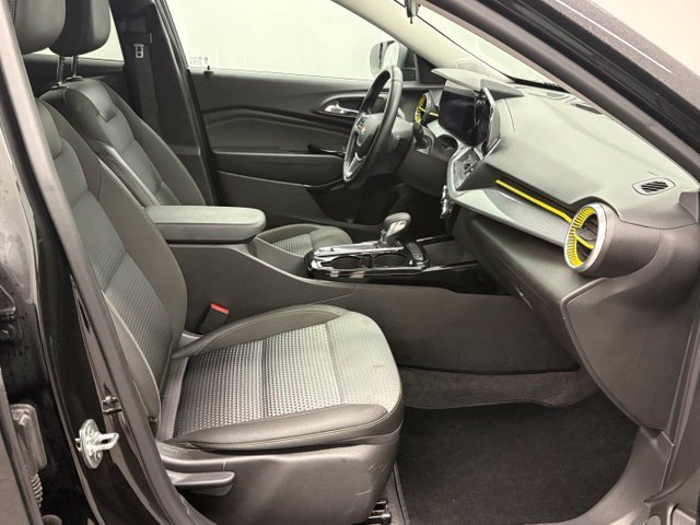 Used 2025 Chevrolet Trax LT w/ Driver Confidence Package FWD image 40