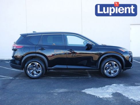 Used 2025 Nissan Rogue SV image 2