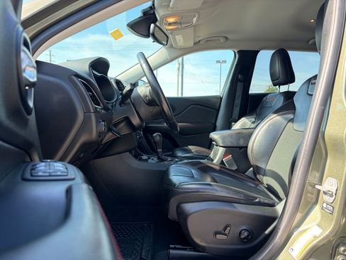 Used 2021 Jeep Cherokee Trailhawk AWD/4WD image 16