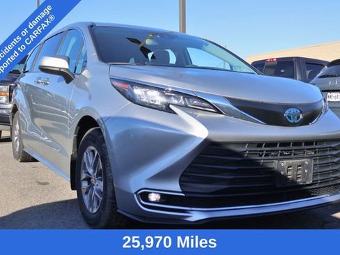 Used 2023 Toyota Sienna XLE w/ XLE Plus Package AWD/4WD image 3