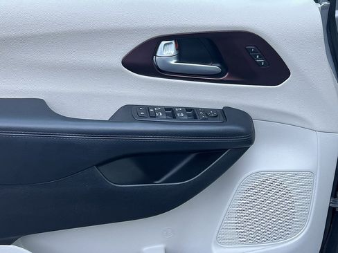 Used 2017 Chrysler Pacifica Limited w/ Tire & Wheel Group image 24