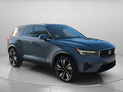 Used 2023 Volvo XC40 B5 Plus w/ Protection Package Premier AWD/4WD image 2