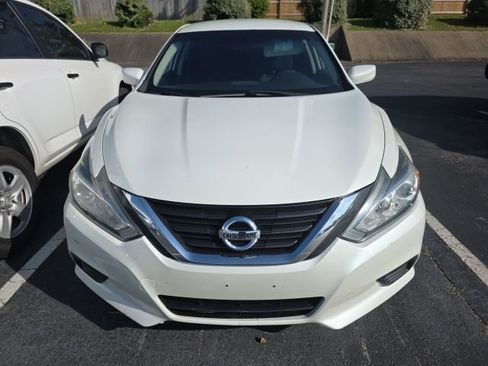 Used 2017 Nissan Altima 2.5 S w/ Interior Lighting Package FWD image 2