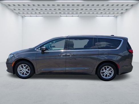Used 2023 Chrysler Pacifica Touring-L FWD image 7