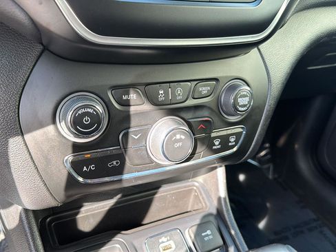Used 2020 Jeep Cherokee Latitude FWD image 25