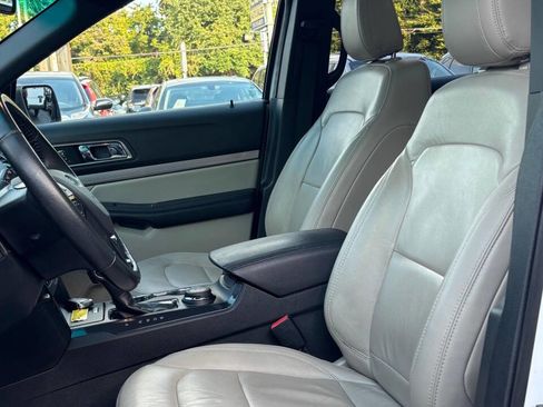 Used 2018 Ford Explorer XLT w/ Equipment Group 202A image 10