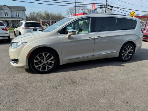 Used 2017 Chrysler Pacifica Limited image 7