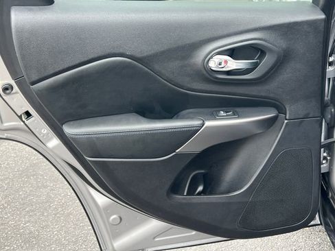Used 2020 Jeep Cherokee Latitude w/ Cold Weather Group AWD/4WD image 31