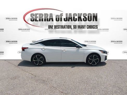 Used 2024 Nissan Altima 2.5 SR w/ SR Premium Package FWD image 10