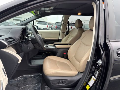 Used 2023 Toyota Sienna Limited image 10