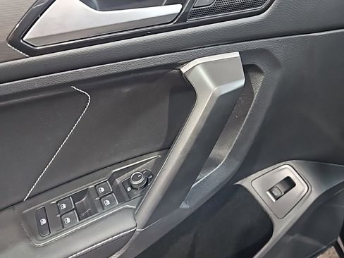 Used 2024 Volkswagen Tiguan SE image 27