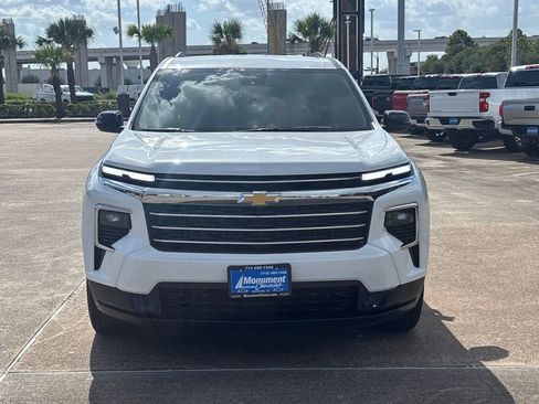 Used 2025 Chevrolet Traverse LT FWD image 2