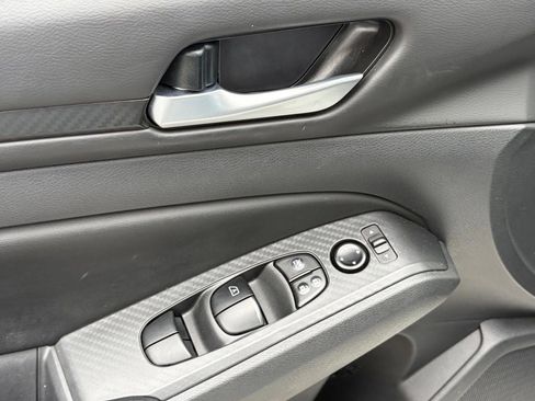 Used 2025 Nissan Altima 2.5 SV FWD image 6