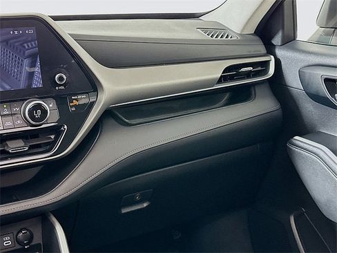 Used 2023 Toyota Highlander XLE image 23