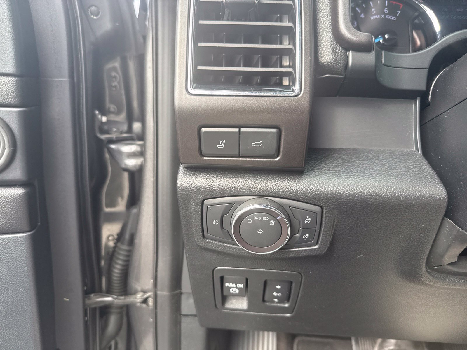 Used 2019 Ford Expedition Limited w/ Equipment Group 301A RWD image 20