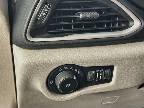 Used 2022 Chrysler Pacifica Touring-L FWD image 10