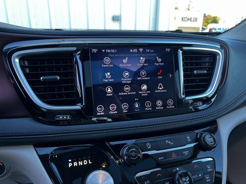 Used 2020 Chrysler Pacifica Limited image 18