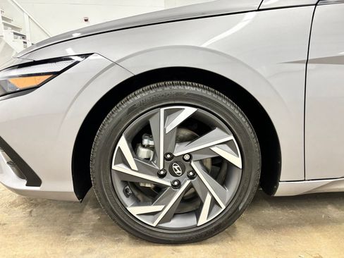 Certified 2025 Hyundai Elantra Limited FWD image 10
