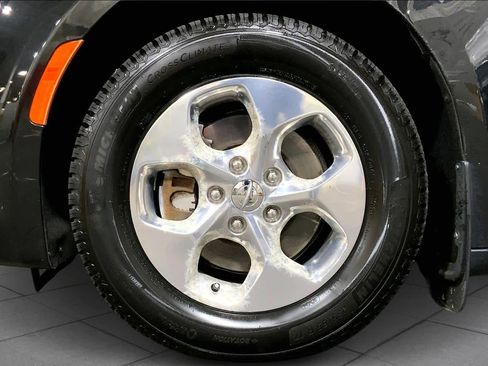 Used 2019 Chrysler Pacifica Touring Plus w/ Cold Weather Group image 10