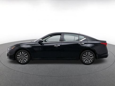 Used 2025 Nissan Altima 2.5 SV FWD image 4