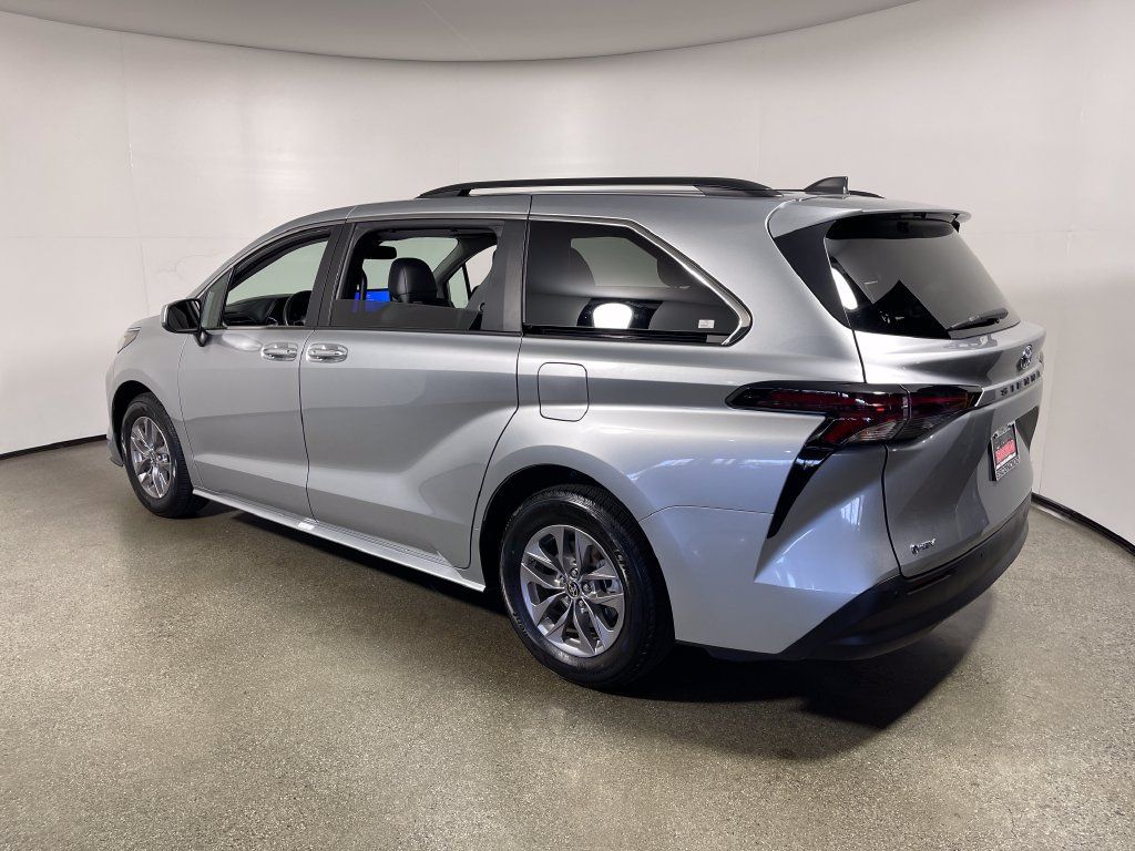 Certified 2025 Toyota Sienna XLE FWD image 5