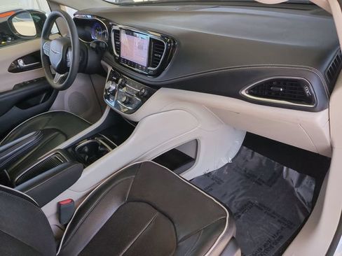 Used 2023 Chrysler Pacifica Limited FWD image 37