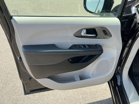 Used 2024 Chrysler Pacifica Limited FWD image 20