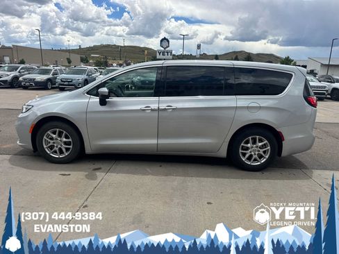 Used 2023 Chrysler Pacifica Touring-L FWD image 6