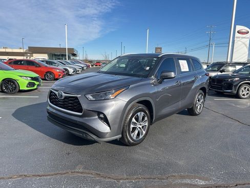 Used 2023 Toyota Highlander XLE image 1