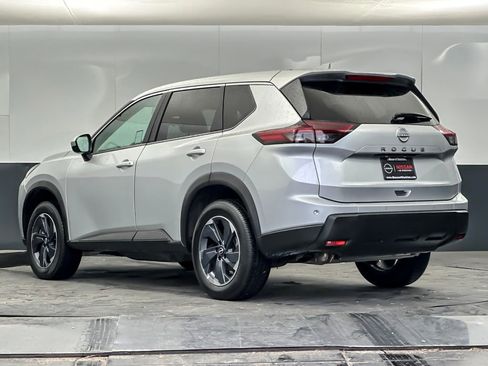 Used 2025 Nissan Rogue SV image 5