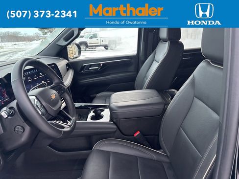 Used 2025 Chevrolet Suburban Premier image 11