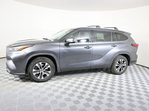 Used 2020 Toyota Highlander XLE image 2
