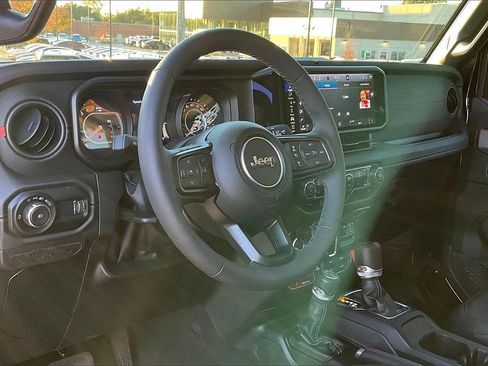 Used 2025 Jeep Wrangler Unlimited Rubicon w/ Technology Group image 39