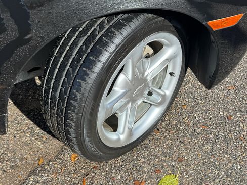 Used 2004 Chevrolet SSR w/ Preferred Equipment Group image 12